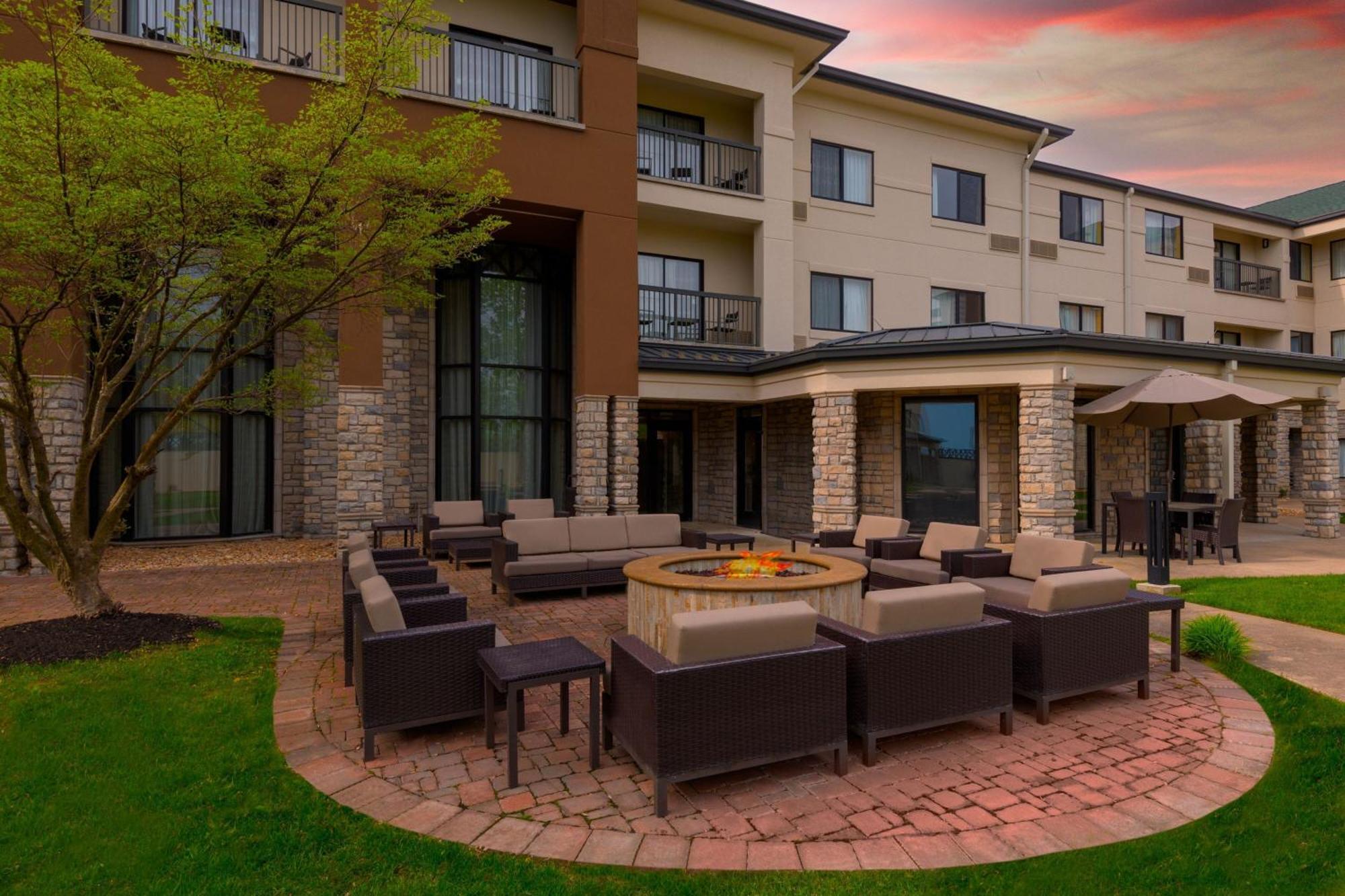 Courtyard By Marriott Springfield Airport Hotel Ngoại thất bức ảnh